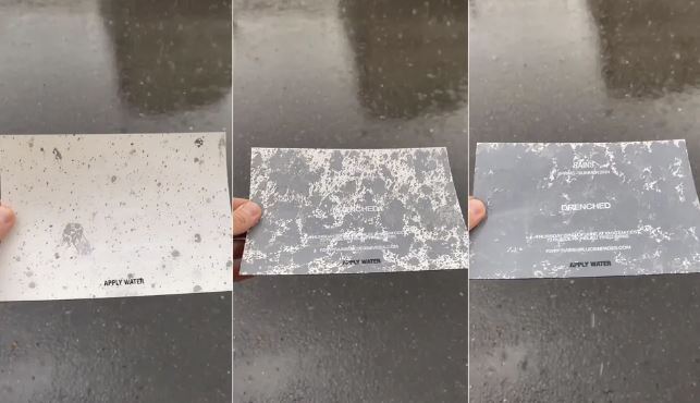 A grife Rains fez um convite que precisava ser molhado para revelar os detalhes