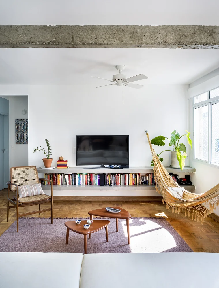 sala de estar com painel de tv em concreto