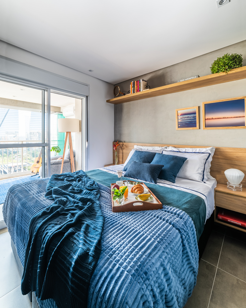 quarto com decoração azul e em madeira