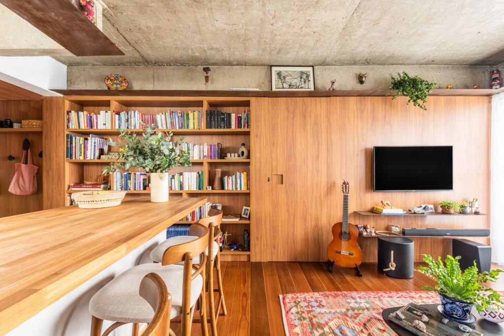 sala de estar com painel em madeira