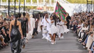 Bateria da Mangueira leva samba para a Paris Fashion Week