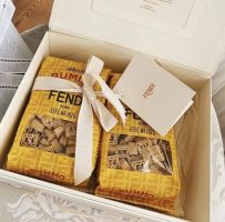 Fendi decidiu enviar para os seus convidados dois pacotes de macarrão personalizados