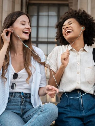 Duas jovens conversando e ouvindo música.