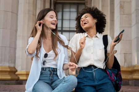 Duas jovens conversando e ouvindo música.