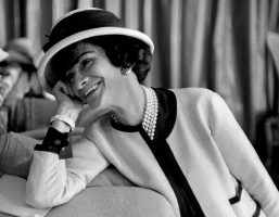 Coco Chanel é sinônimo de elegância