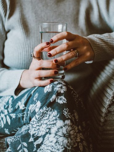 Beber água antes de dormir é recomendado? Saiba a opinião dos especialistas.