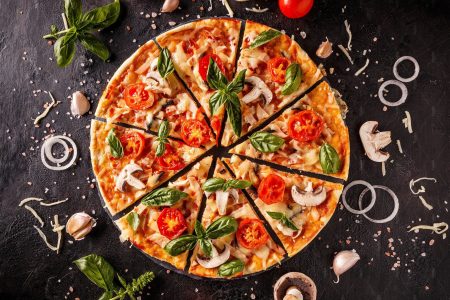 Uma pizza vegetariana em cima da bancada