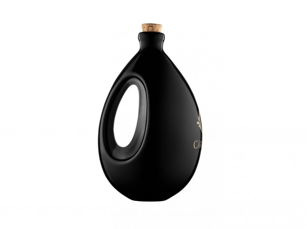 Garrafa de cerâmica também proporciona um ambiente escuro absoluto, ideal para a preservação do vinho