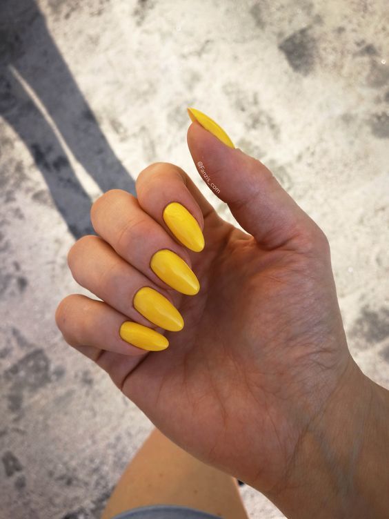 O amarelo imperial também é uma grande tendência para unhas neste ano 