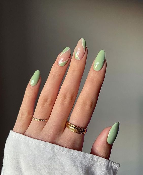 Que tal entrar na trend e pintar as suas unhas com a cor verde matchá?