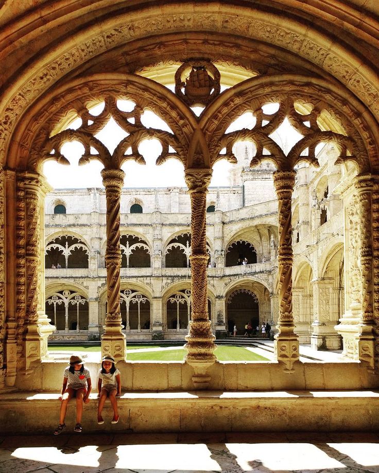 Um destino famoso na Europa, é o Mosteiro dos Jeronimos, em Portugal