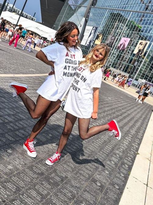 Looks com a camiseta da Taylor Swift no clipe de 22 são um arraso
