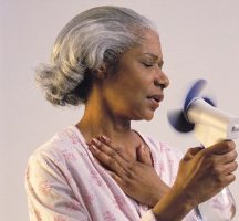 Mulher negra com sintomas de menopausa