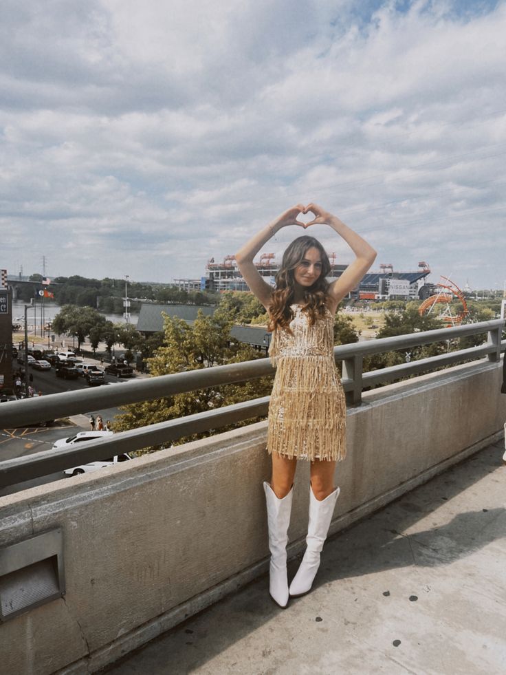 O vestido de franjas com a bota cowboy, é a combinação perfeita para a The Eras Tour