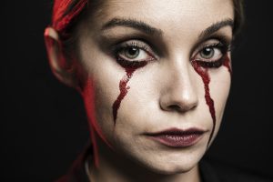 Aprenda a fazer sangue falso para usar nas suas maquiagens de Halloween
