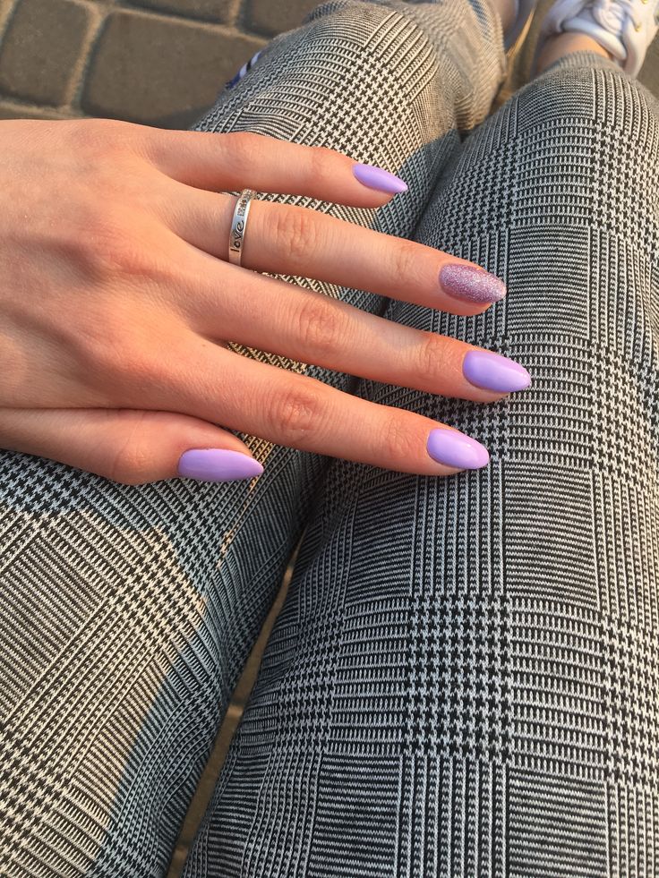 Se você deseja pintar as unhas de lavanda, vai sem medo. Afinal, a cor combina super com a estação 