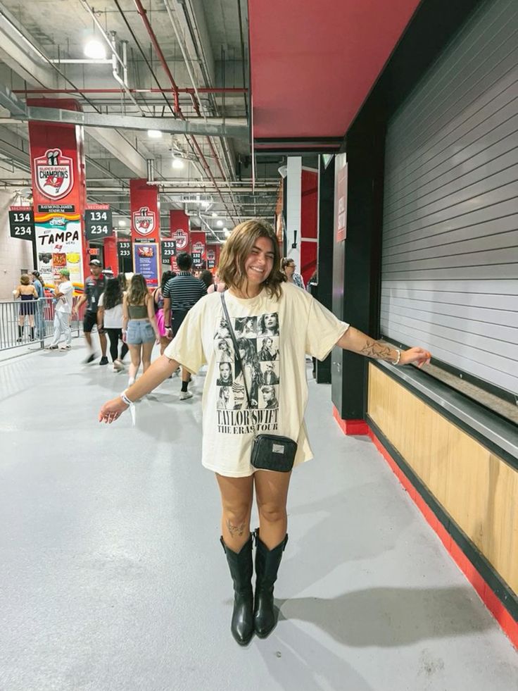 Mesmo com uma camiseta "normal", a bota cowboy dá um outro visual para o look