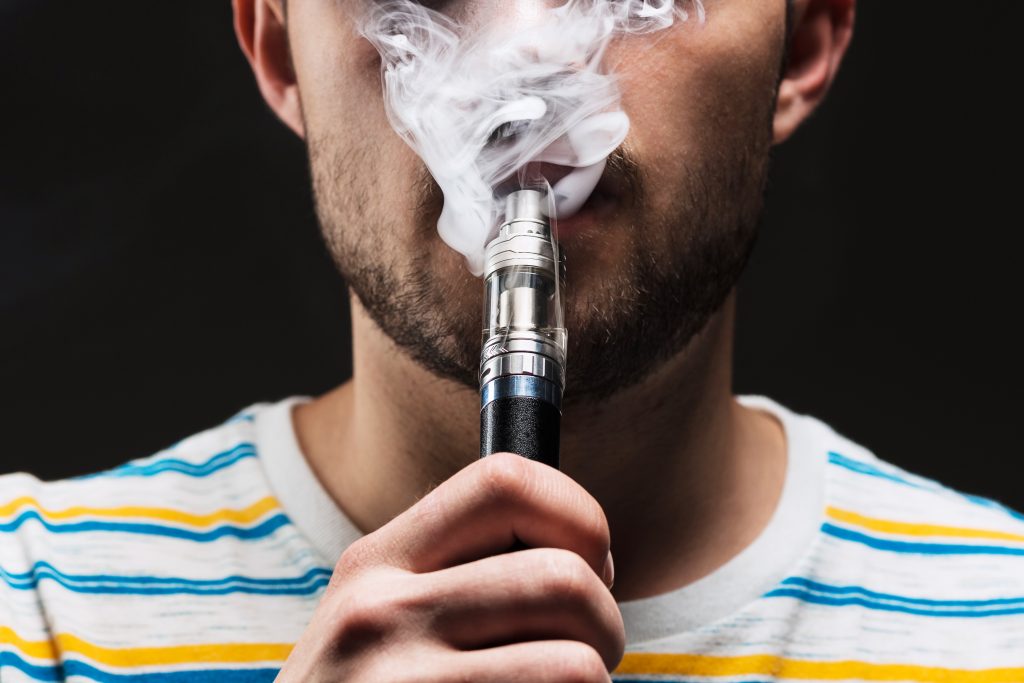 Confira 7 malefícios que o uso de vape pode causar na sua saúde bucal