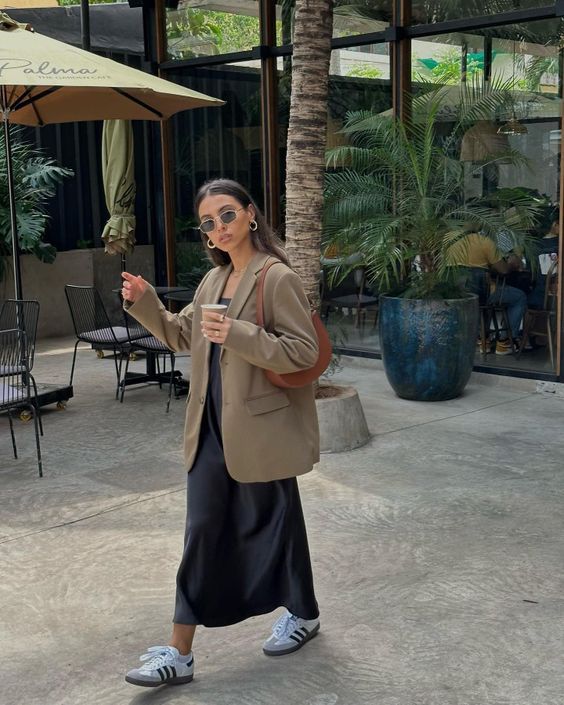 Blazer e vestido acetinado