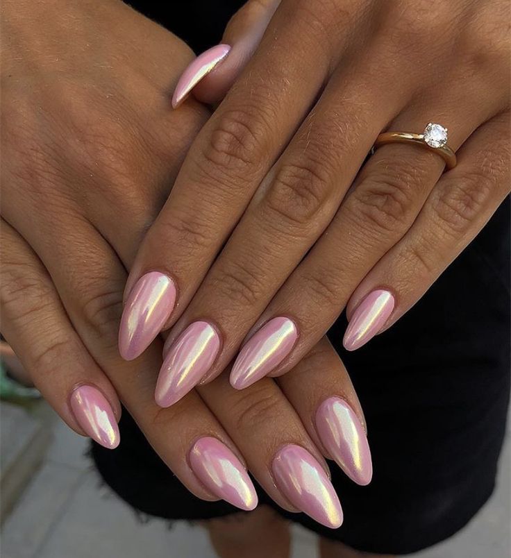O tom de rosa também está presente nas unhas este ano 