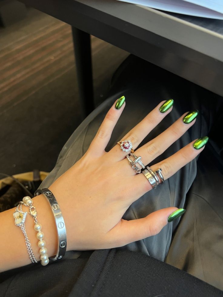 Unhas metalizadas ficam lindas no Natal