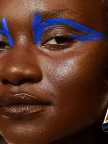 Azul é o tom mais quente! Veja como usar a cor na sua make de verão 2024