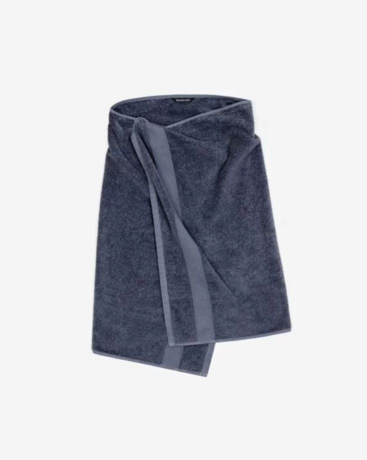 Balenciaga lança nova saia inspirada em uma toalha de banho