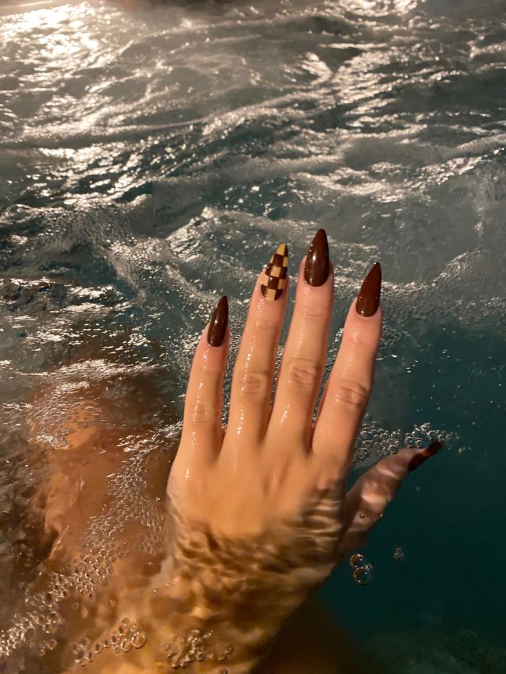 Esmalte marrom: inspirações de unhas