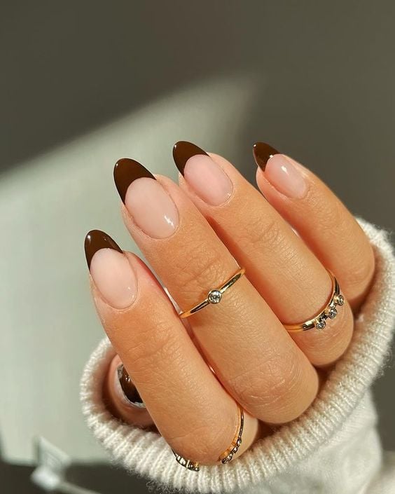 Inspirações de unhas com esmalte marrom