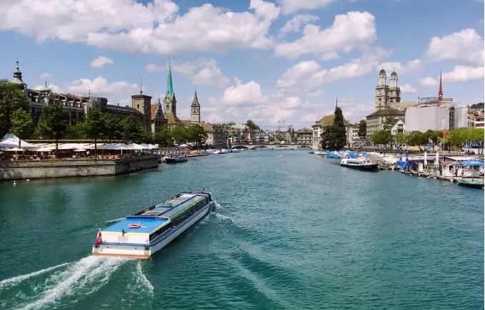 Passear de barco no rio Limmat em Zurique é a escolha perfeita