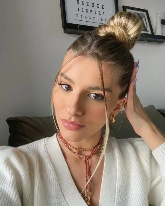 Coque alto é o penteado de ano novo perfeito