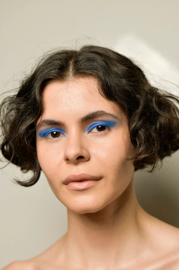 Veja inspirações de como usar o azul na maquiagem