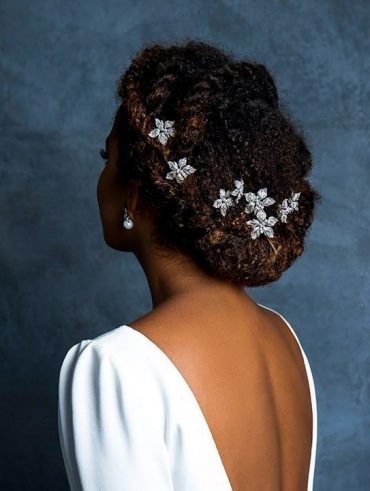 Penteado para noiva com cabelo cacheado ou crespo