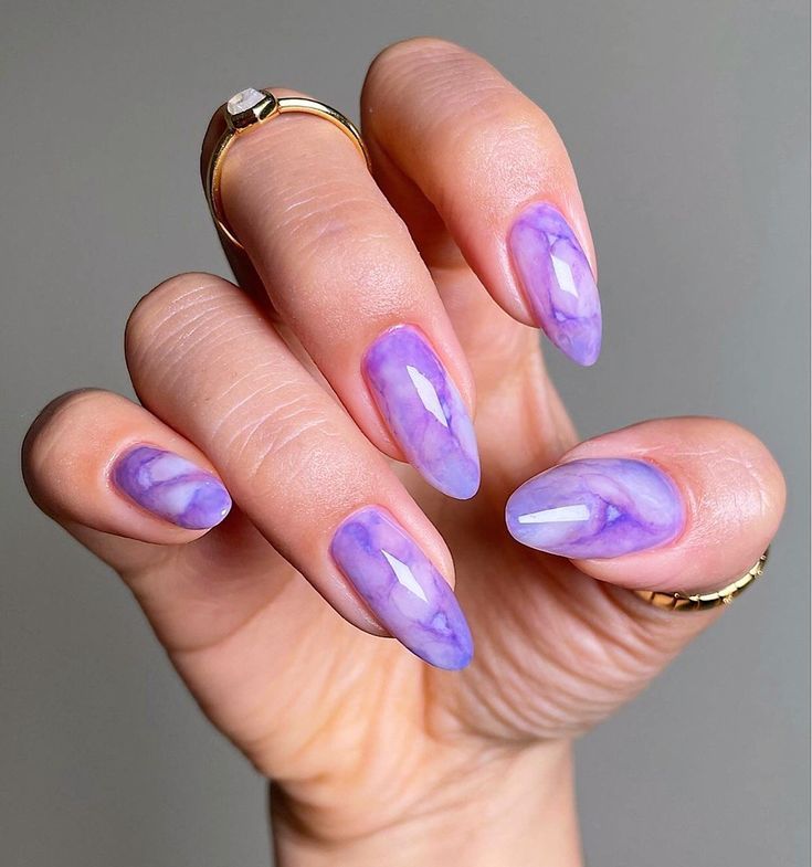 Inspiração de unha com esmalte lavanda
