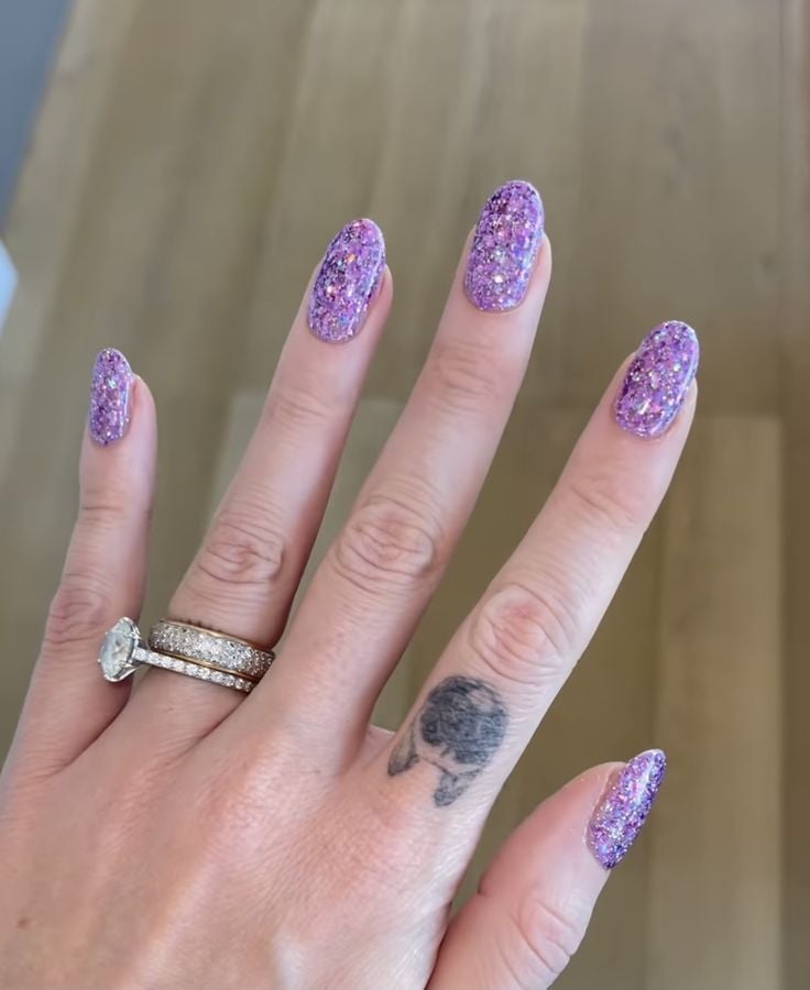 Inspiração de unha lavanda com brilho 