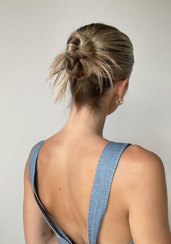 O coque é o penteado perfeito para o verão 2024