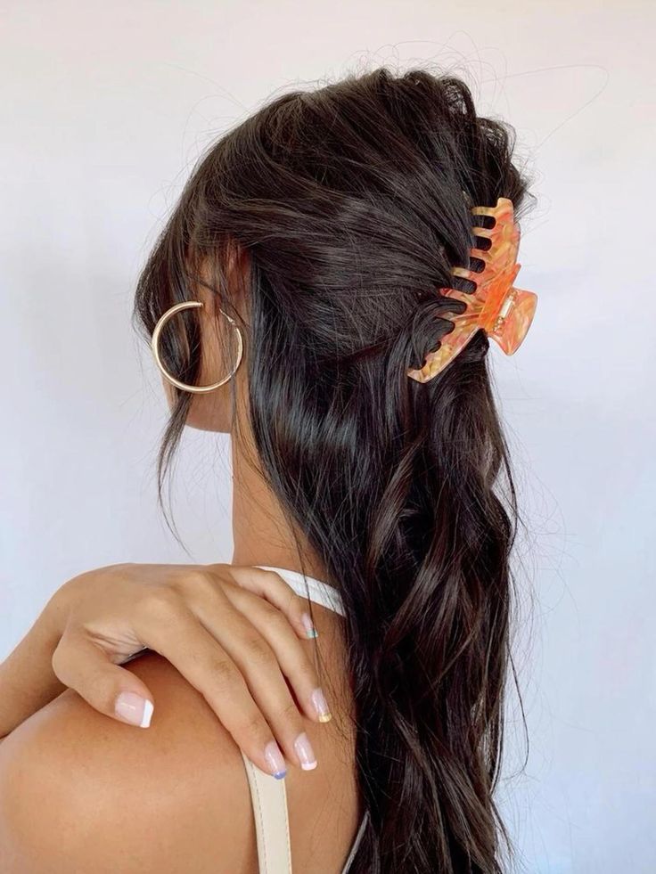 Inspiração de cabelos para o verão: meio preso