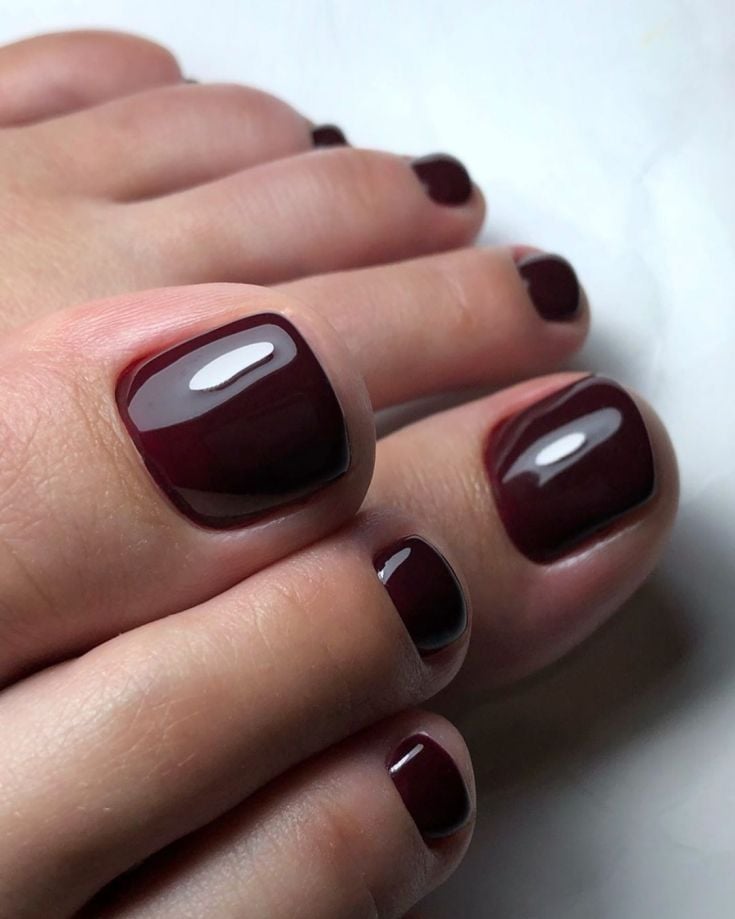 Unha do pé vermelho-cereja