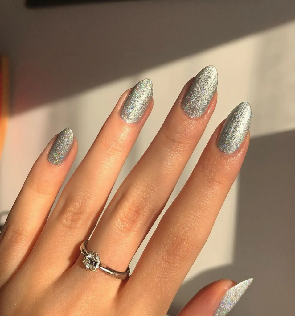 Unhas metalizadas são tendência