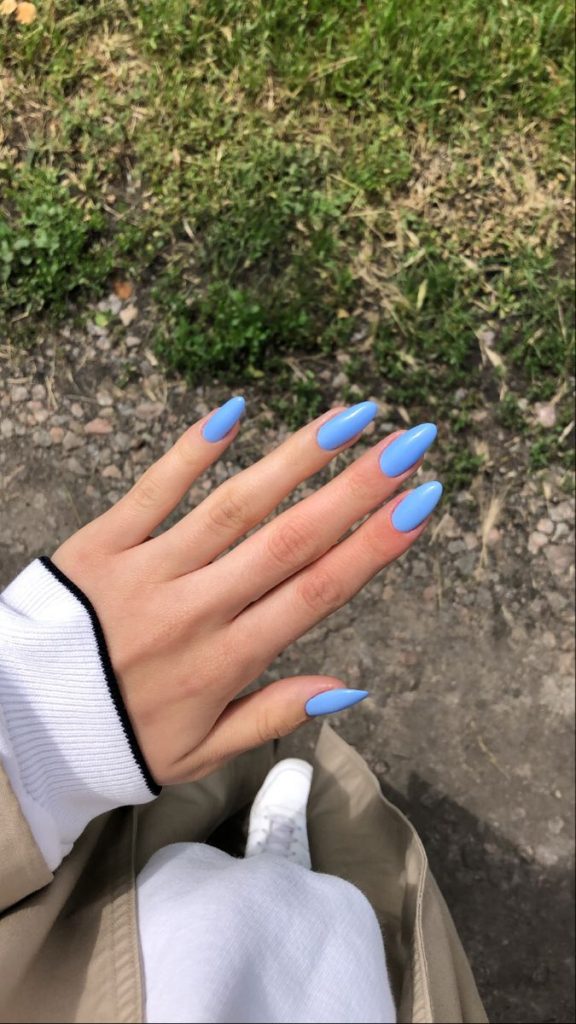 Azul céu é tendência de esmalte para o verão 2024