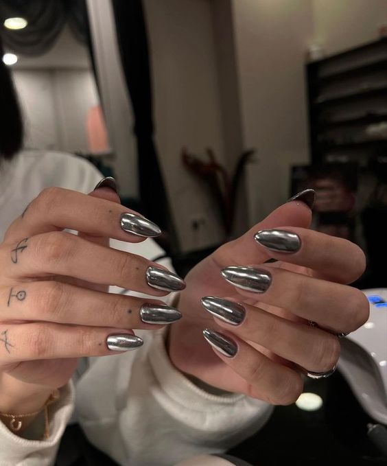 6 inspirações de unhas metalizadas