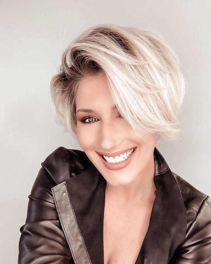 Franja lateral fica linda em todos os tipos de cabelo