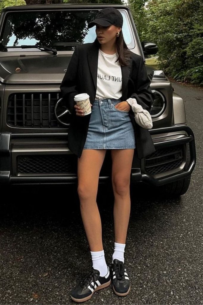 Adidas Samba e saia jeans