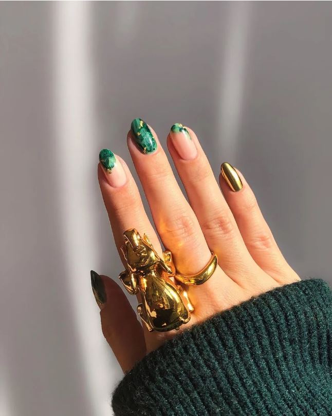 Inspiração de nail art com metalizado