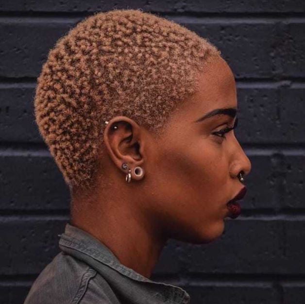 Inspiração de cabelo curto cacheado