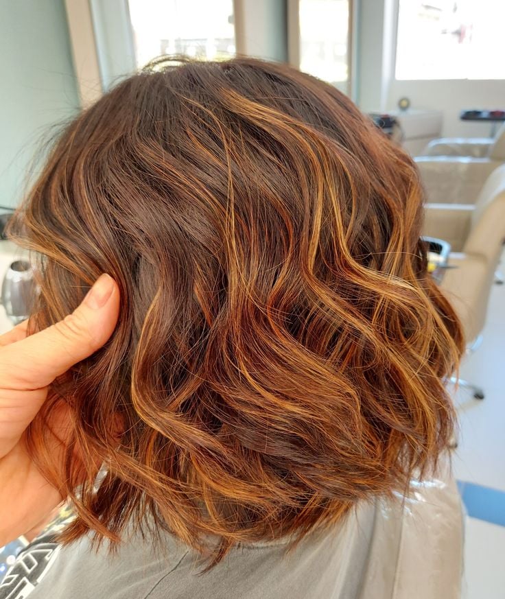 Cabelo com luzes acobreadas 