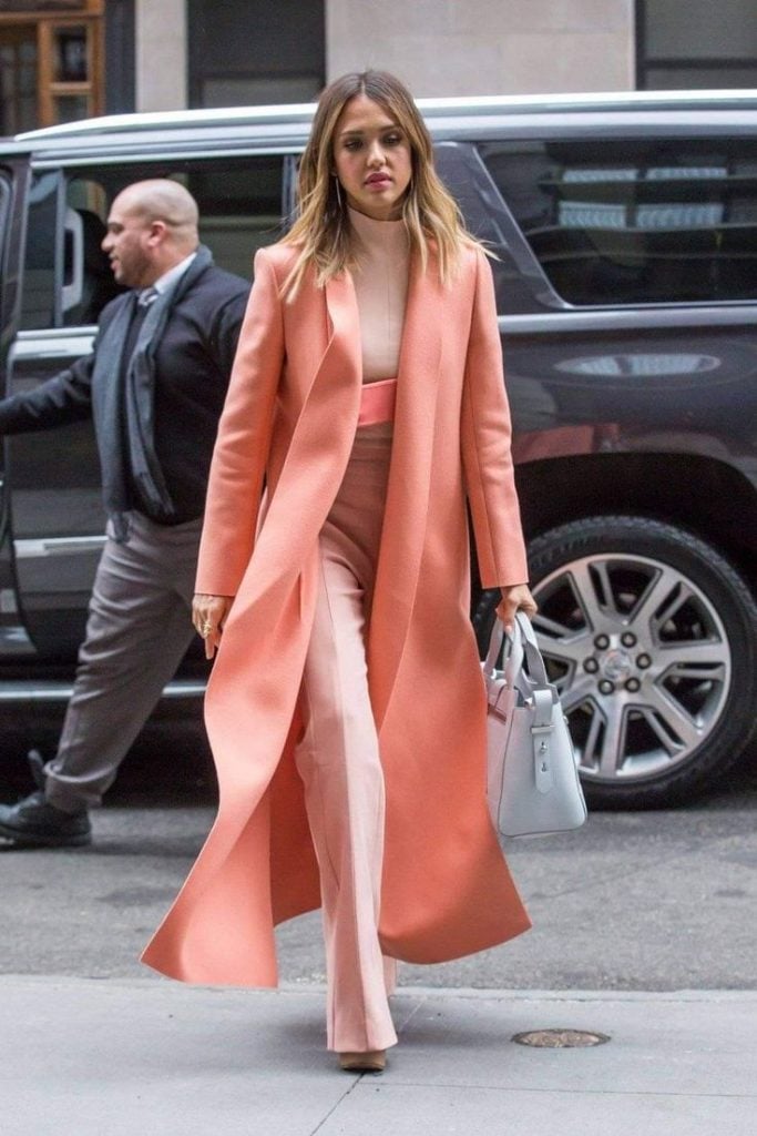 Pantone elege Peach Fuzz como a cor de 2024; Veja 5 ideias de looks
