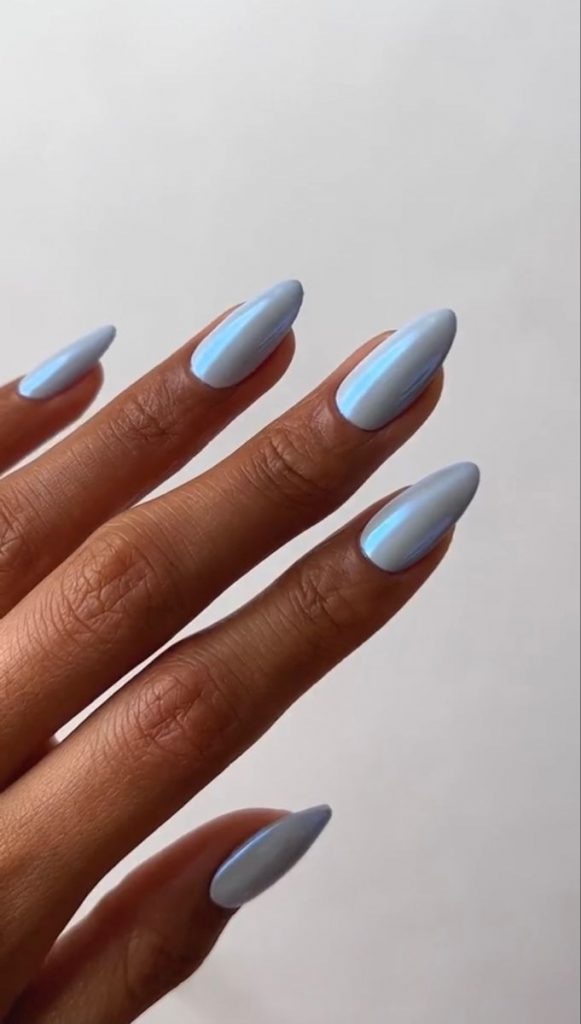 Azul cromado: nail art para se inspirar