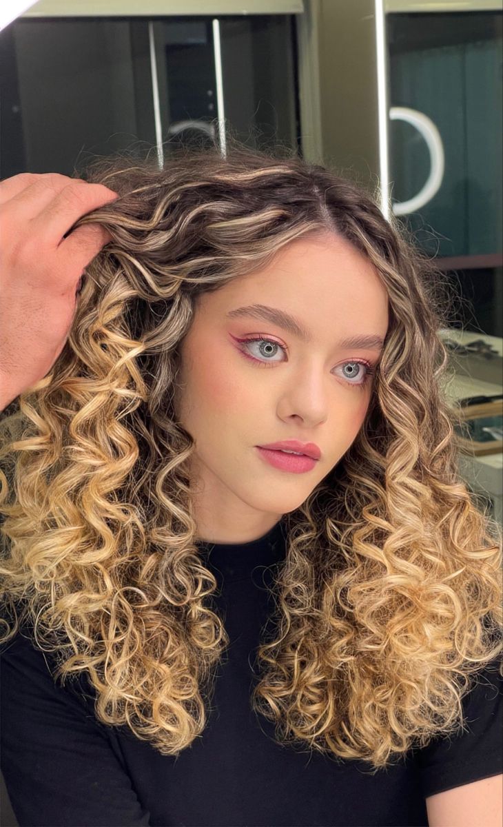 Cabelo cacheado com luzes: 23 inspirações para atualizar o visual