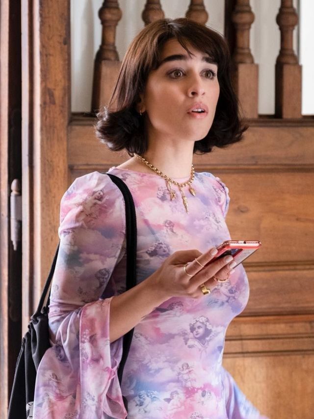 Simona Tabasco usa cabelo curto italian bob com vestido colorido